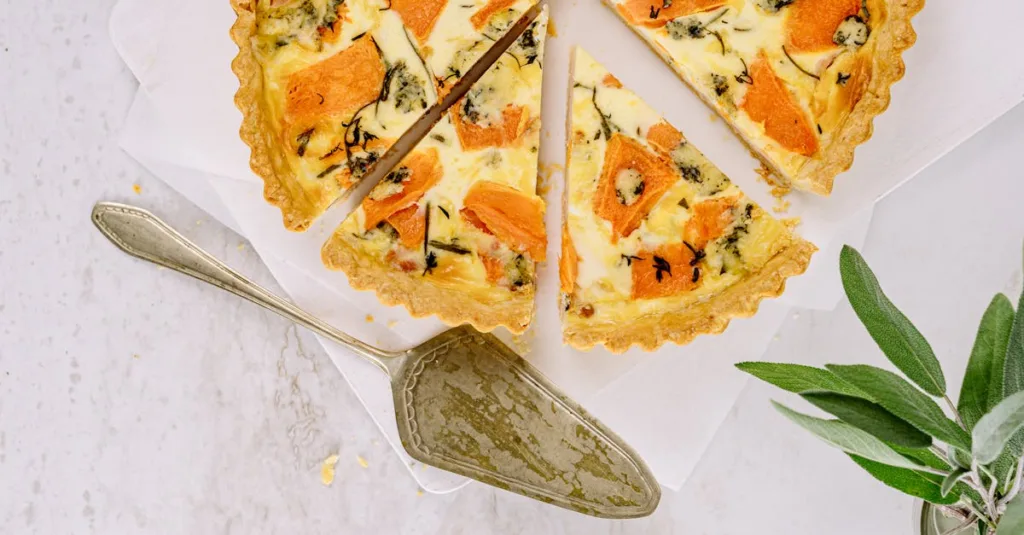 découvrez la recette traditionnelle de la quiche lorraine : une tarte salée savoureuse à base de pâte brisée, lardons, œufs et crème fraîche, idéale pour un repas convivial.