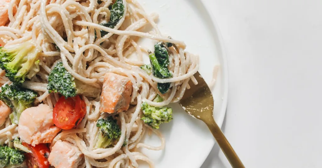 découvrez une recette facile et saine de saumon en papillote, parfaite pour un repas savoureux et léger. apprenez à cuire le saumon à la vapeur dans du papier parchemin avec des légumes et des herbes aromatiques.