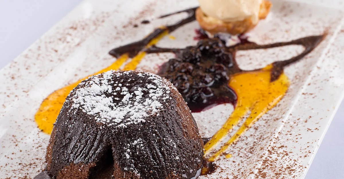 découvrez notre recette irrésistible de gâteau fondant au chocolat, un dessert chaud au cœur coulant pour les amateurs de douceur chocolatée.