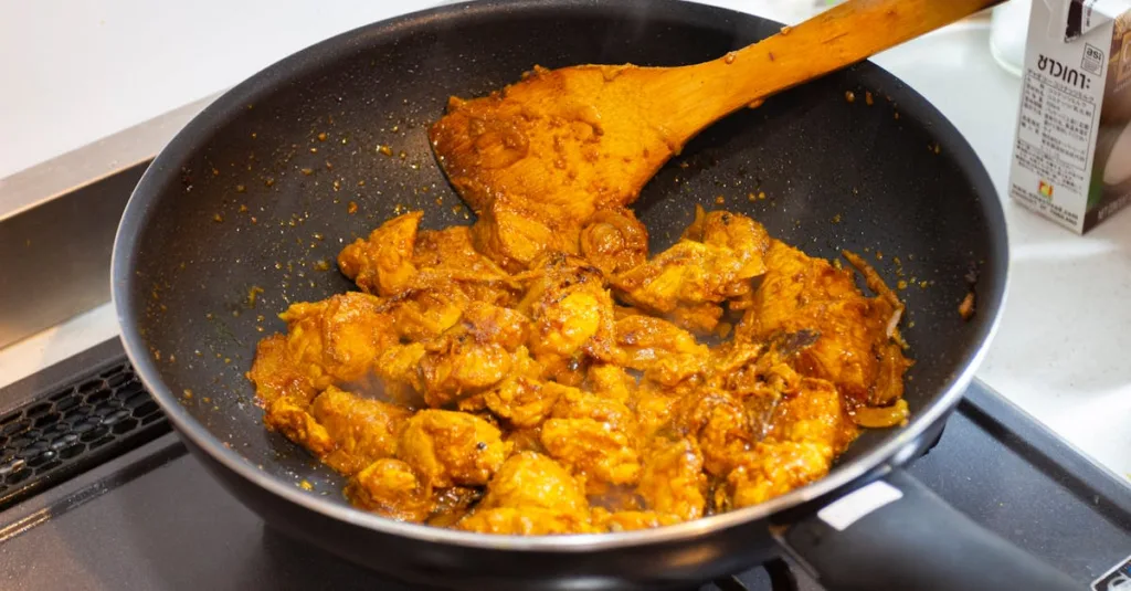 découvrez une recette savoureuse de chicken curry, un plat épicé et réconfortant alliant tendreté du poulet et richesse des épices indiennes.