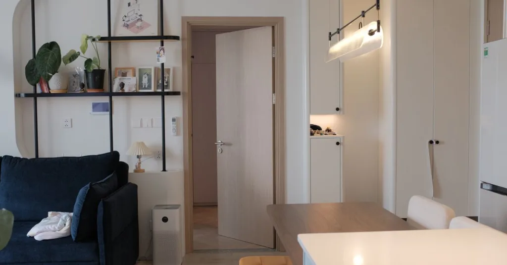 découvrez comment le design d'intérieur minimaliste transforme les espaces en lieux élégants, épurés et fonctionnels, favorisant la simplicité et l'harmonie.