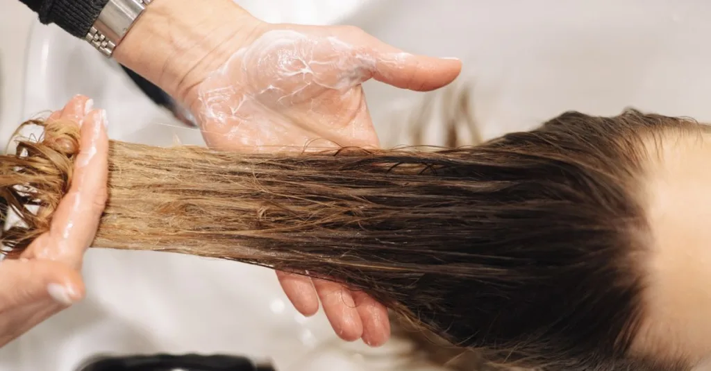 découvrez nos conseils et produits essentiels pour prendre soin de vos cheveux au quotidien et révéler leur éclat naturel.